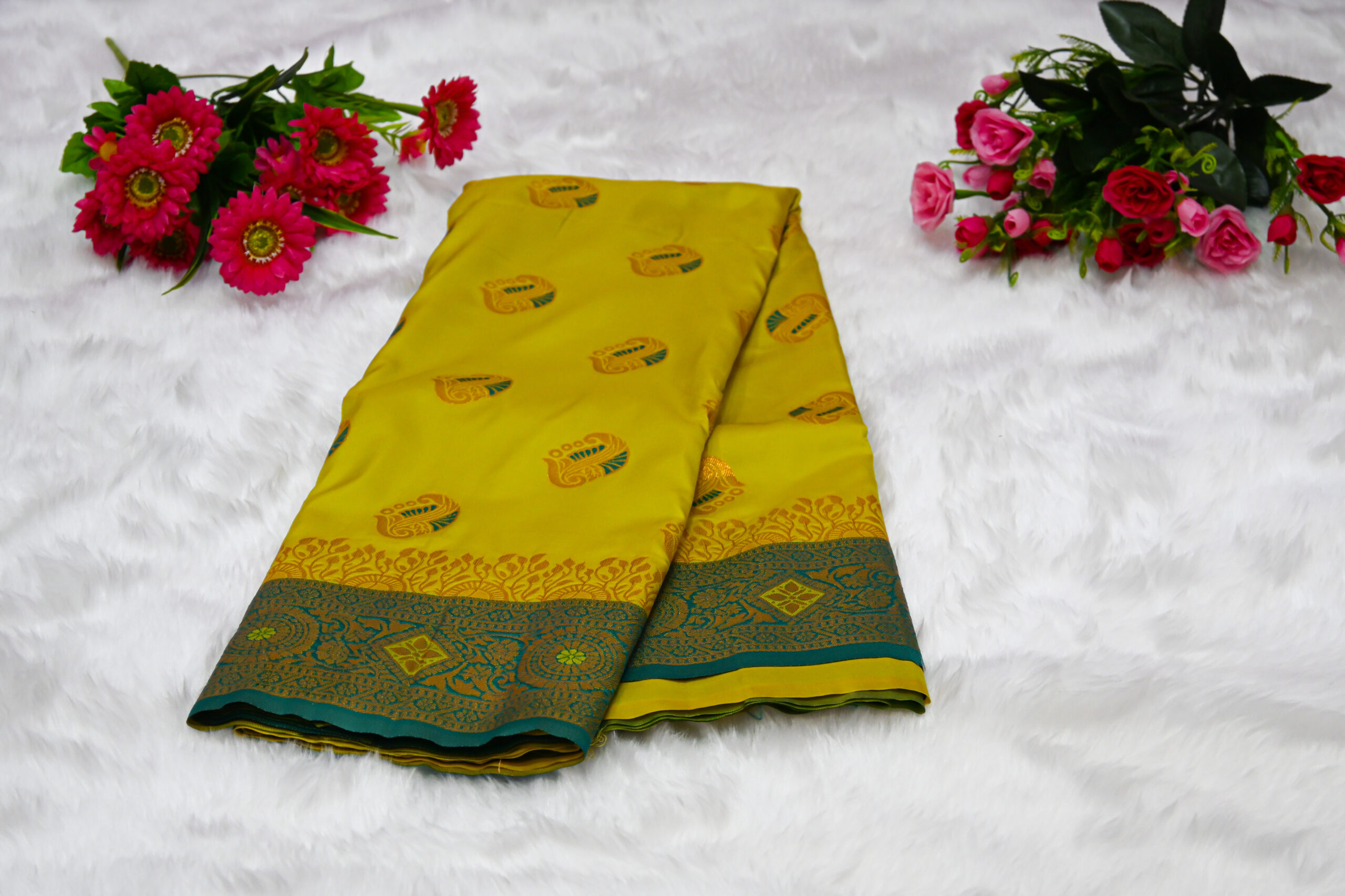 Premium Kanjivaram Pattu Saree – Traditional Rich Woven Zari Border and Blouse