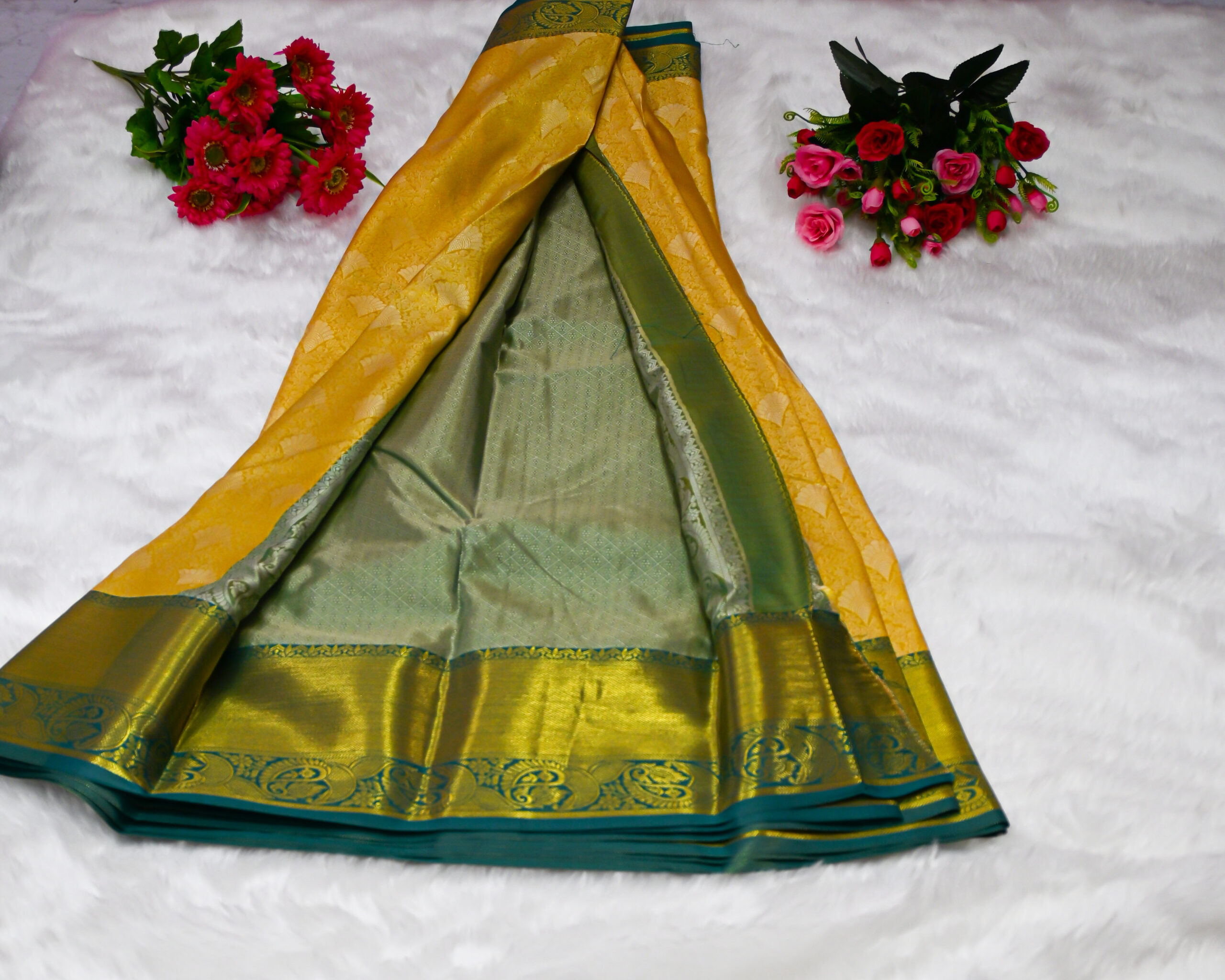 Premium Kanjivaram Pattu Saree – Traditional Rich Woven Zari Border and Blouse
